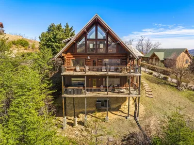 Breath Taking Views with Pool and Hot Tub close to all attractions.