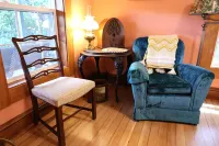 Cozy One Bedroom Cottage Getaway!