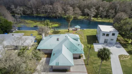 River Haven: Kayaks & Swimming on Rainbow River Отели в г. Даннеллон