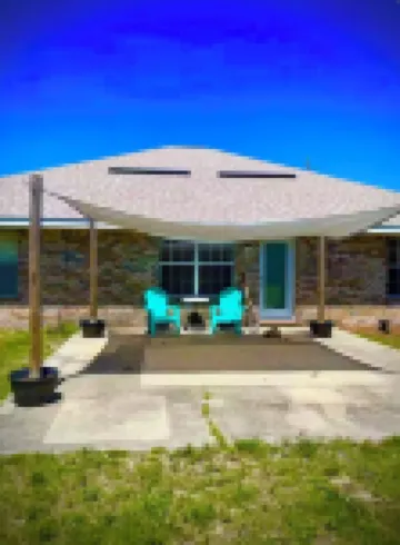 The Beach House-2 miles from beach, ping pong, king bed! 鄰近Island Style的酒店