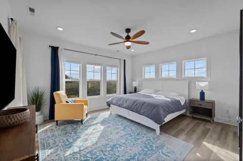 Beautiful Home! 2-Min Walk to the Beach, Saltwater Pool, Private - بيت ضيافة
