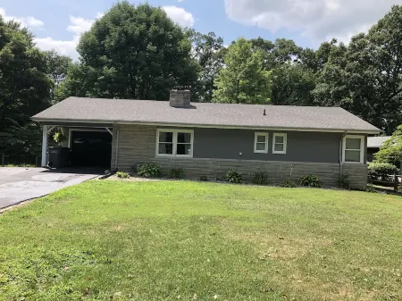 CHARMING NEIGHBORHOOD IN PURDUE'S BACKYARD Отели в г. Уэст-Лафайетт