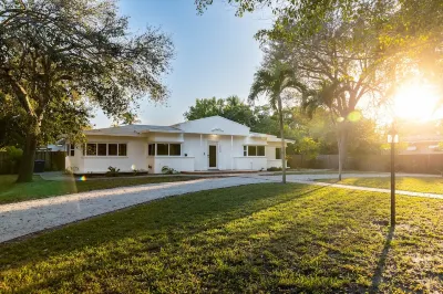 Three King Suites Private Get Away Hôtels à proximité de : FIU NORTH CAMPUS