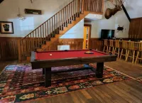 Lodge & cabin sleeps 21 - peaceful country setting 15 min to downtown Dublin GA