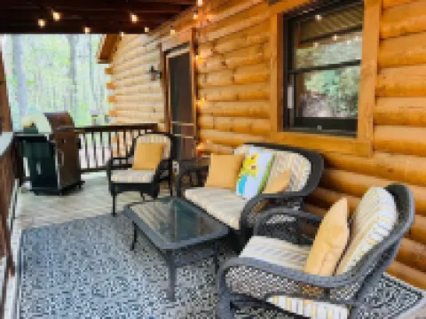 2Br/2BA Cabin Near Downtown West Jefferson  Fireplace + Workspace
