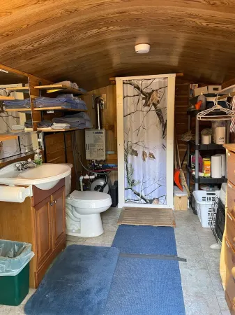 Rustic Oak Log Cabin in the Ponderosa Pines great for a quiet get away.