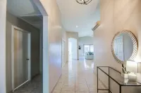 Glendale Getaway- Walking distance to the Stadium
