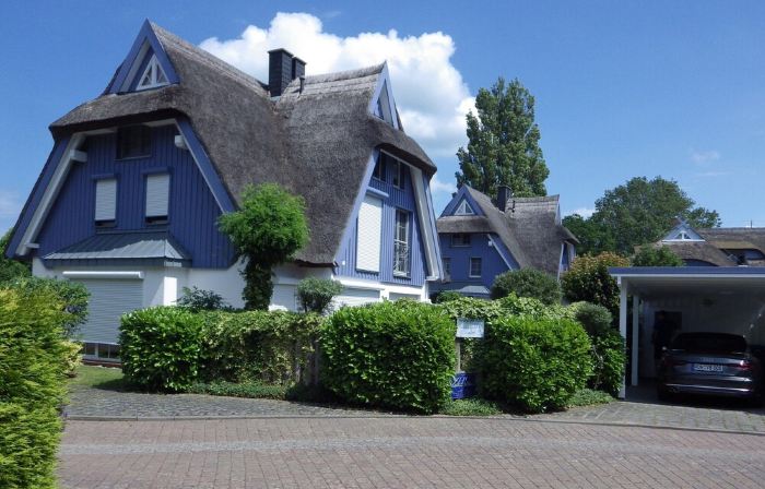 Thatched house with Southwest-terrace, centrally located, near to beach