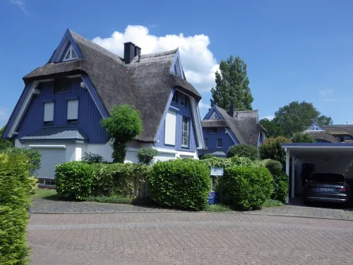 Thatched house with Southwest-terrace, centrally located, near to beach - بيت ضيافة