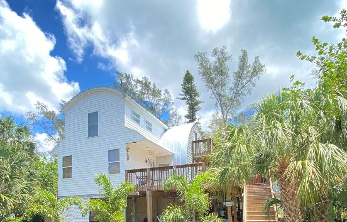Island Beach Barn - charming vacation house with bay/dock and beach access