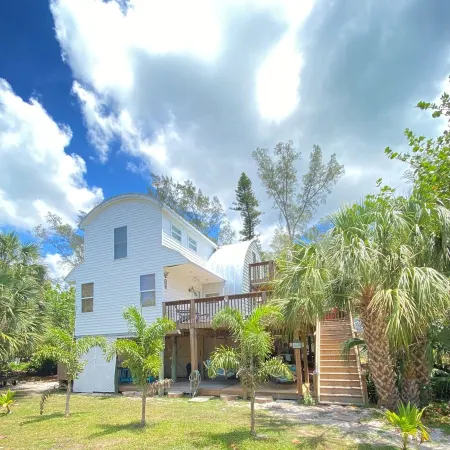 Island Beach Barn - charming vacation house with bay/dock and beach access