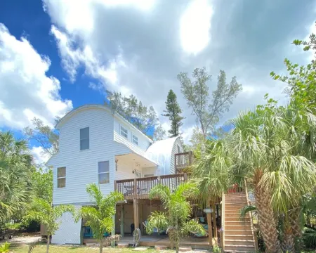 Island Beach Barn - charming vacation house with bay/dock and beach access Hotels in Placida