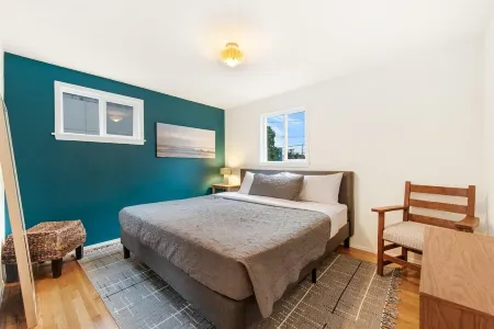 Ballard Birdhouse - 93 Walking Score/Garage/AC Отели рядом с достопримечательностью «Sakya Monastery of Tibetan Buddhism»