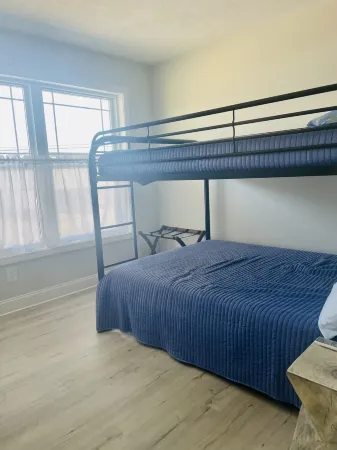 Cozy Costal Cottage ~ Prime Location ~ Just Seconds from Hills Beach!