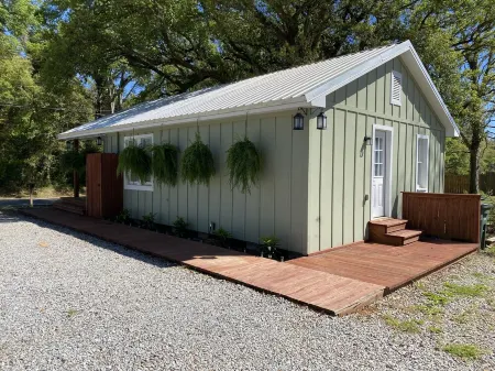 Jubilee Cottage in the heart of Daphne! Отели в г. Болдуин