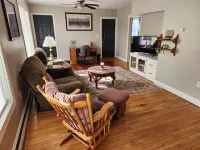 Charming 3-bedroom apartment close to dining, shopping, bars, and entertainment.