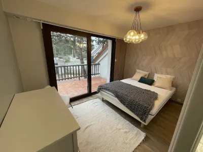 Large 14 Pers villa with heated pool 200 m from the sea Hotels in 