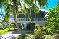 Blue Pearl-Close to Beach, Screened Porch, Club, Courtesy Golf Cart for 4.