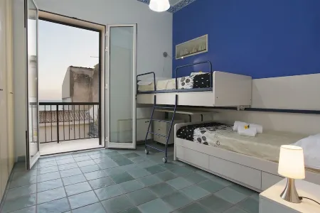 Bright apartment overlooking the beach and direct access to the sea