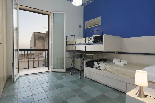 Bright apartment overlooking the beach and direct access to the sea