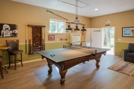 The Knotty Pine, Hot Tub, EV Charger, Rec Room, Pets ok