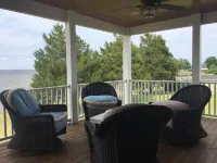 Fantastic WATERFRONT house with BEAUTIFUL VIEWS OF THE ALBEMARLE SOUND. Relaxing