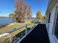 Cozy 3bd/3bth on Thornapple Lake, close to boat launch, shopping, restaurants!