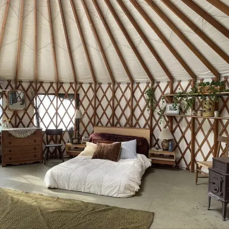 Cozy mountain yurt on an organic farm Отели в г. Аддисон