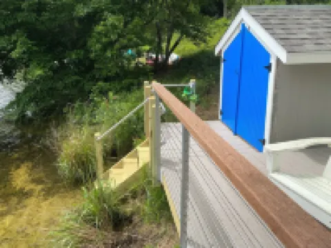 Lakefront retreat w/ deck, dock, sandy beach, 4 watercraft, <6 mins to 2 beaches 奧爾良酒店