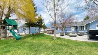 Hot Tub, Game Room, Only 2 Blocks from the Lake!