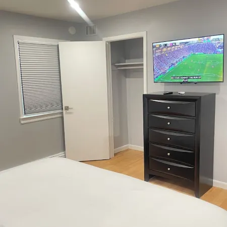 Sophisticated Suite Near JFK Airport Отели рядом с достопримечательностью «Железнодорожная станция JFK Air Train»