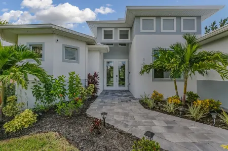 PRIVATE VACATION HOME Cape Coral w/ Heated Saltwater Pool - Spa -Gas Grill