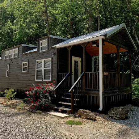 Tiny home only 1 mile from Vogel State Park! The Gray Loft Reece Farm Village