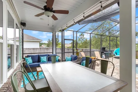 Salt water pool! AC & Heated game room! 3 Min to beach!2 King rooms