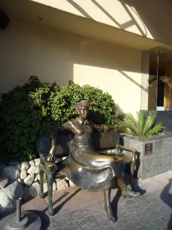 Beautiful Condo with Mountain View and Lush Gardens. Close to Major Attractions.