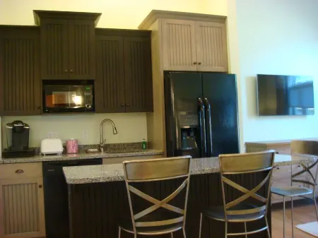 NEW LUXURY TWO-BEDROOM CONDOMINIUM WITH IN TOWN LOCATION & HALF MILE FROM BEACH Отели в г. Кеннебанк