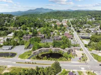 Walk to Downtown Blowing Rock - Pet Friendly with 2 Primary Bedrooms