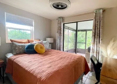 Charming Pool Home - Mins Drive to Beach Largo Bazaar附近的飯店