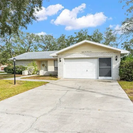 Leafy Lodge, Near Springs, Beach, Hot Tub, Fenced