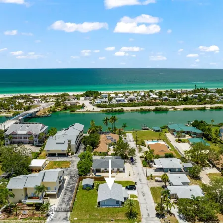 Walk to Beach. Beautifully Renovated 3BR, 2BA Home w/Outdoor Shower & Grille