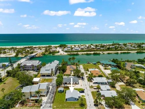 Walk to Beach. Beautifully Renovated 3BR, 2BA Home w/Outdoor Shower & Grille