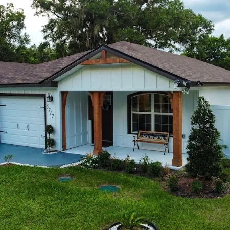 Cheerful 3 bedroom home with pool + grill