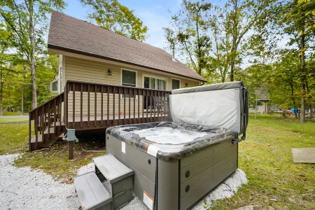 Pet Friendly Modern Poconos Home | Hot Tub | Cozy Woodlands!