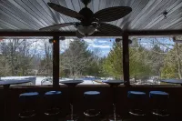 Hidden gem, secluded yet close to everything. Perfect multi-family retreat.