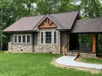 Viognier-Newly Constructed Cottage at Jones von Drehle with Master Suite Hotels in Traphill