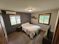 Luxurious remodel near historic downtown Hudson!