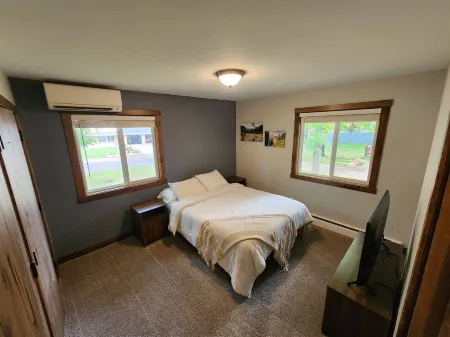 Luxurious remodel near historic downtown Hudson!