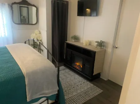 Beautiful 2nd story apartment 10 minutes from 2 state parks.