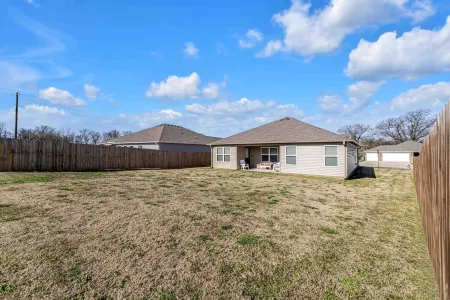 Lakewood Lounge - Quiet Area, Walking Trails, Community Park