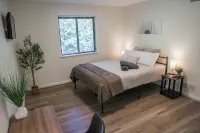 5BR Serene Retreat Near CLE - Dogs Welcome Airport Hotels near Walgreens
